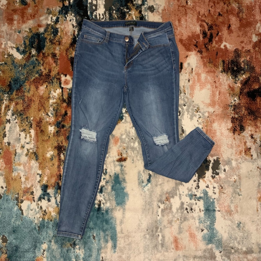 Ripped knee jeans